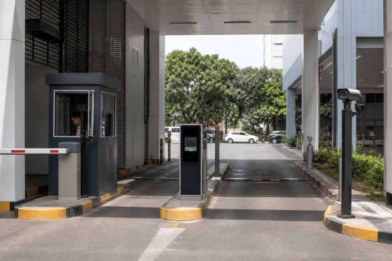 Beberapa jalur masuk parkir mall dengan palang dan kamera